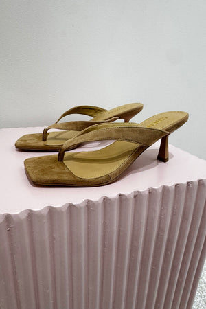 Siren Sardinia Thong Heel | Camel Tan Suede