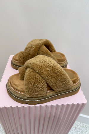 Alias Mae Venga Platform Slide | Fawn Shearling