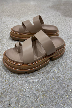 Alias Mae Vanna Platform Slide | Cream