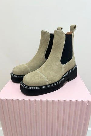 Alias Mae Ebony Boot | Natural Suede