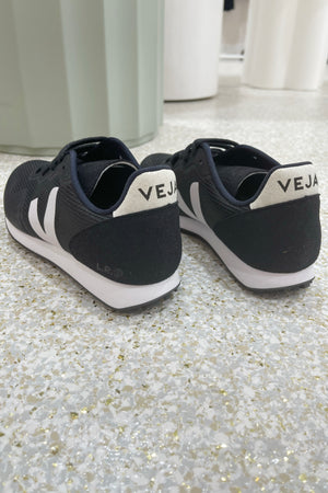 Veja SDU B-Mesh | Black W/ White || BEST SELLER / RESTOCKED