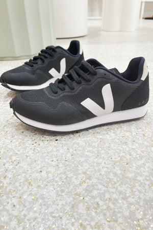 Veja SDU B-Mesh | Black W/ White || BEST SELLER / RESTOCKED