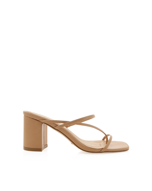 Billini Yolani In Desert