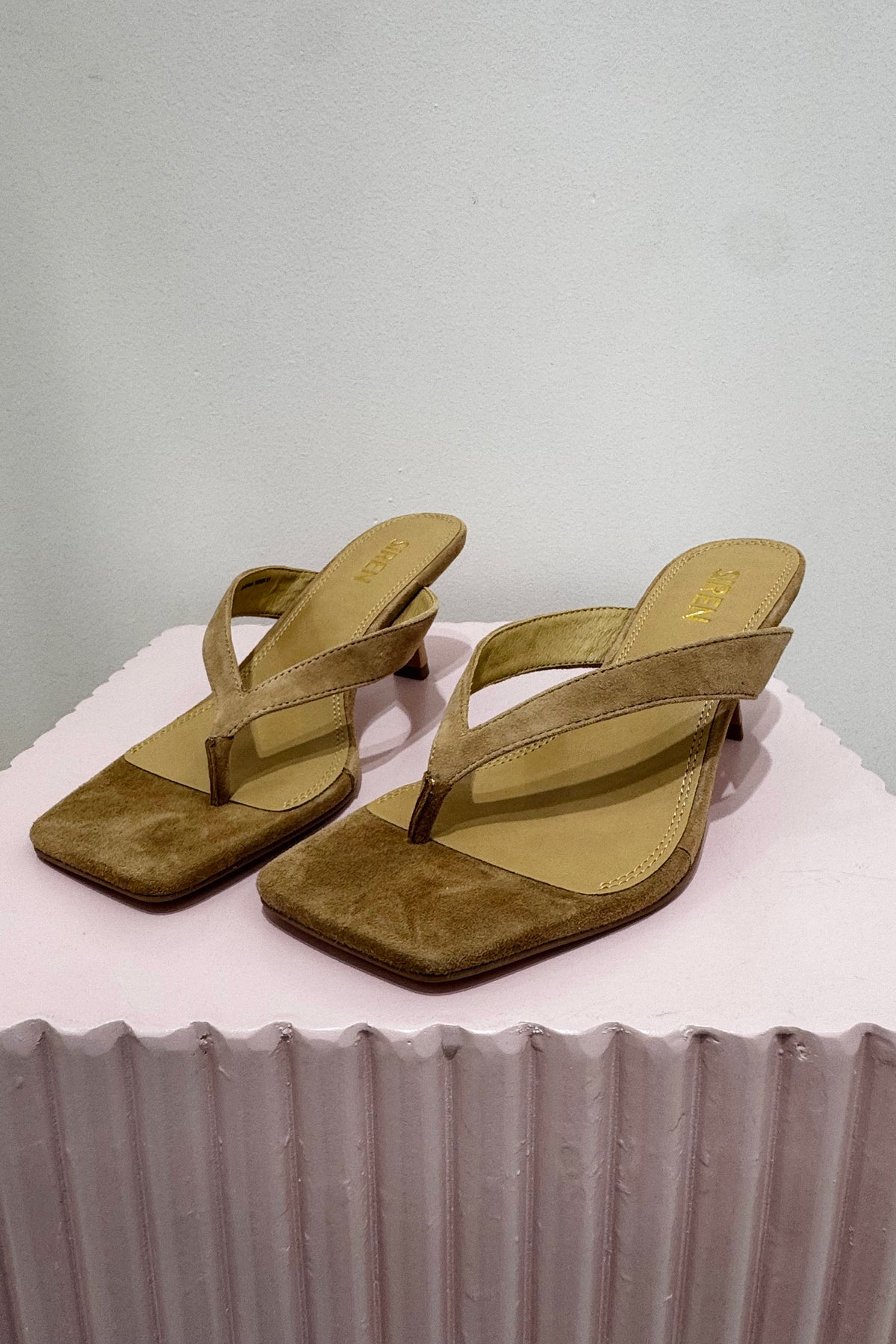 Siren Sardinia Thong Heel | Camel Tan Suede