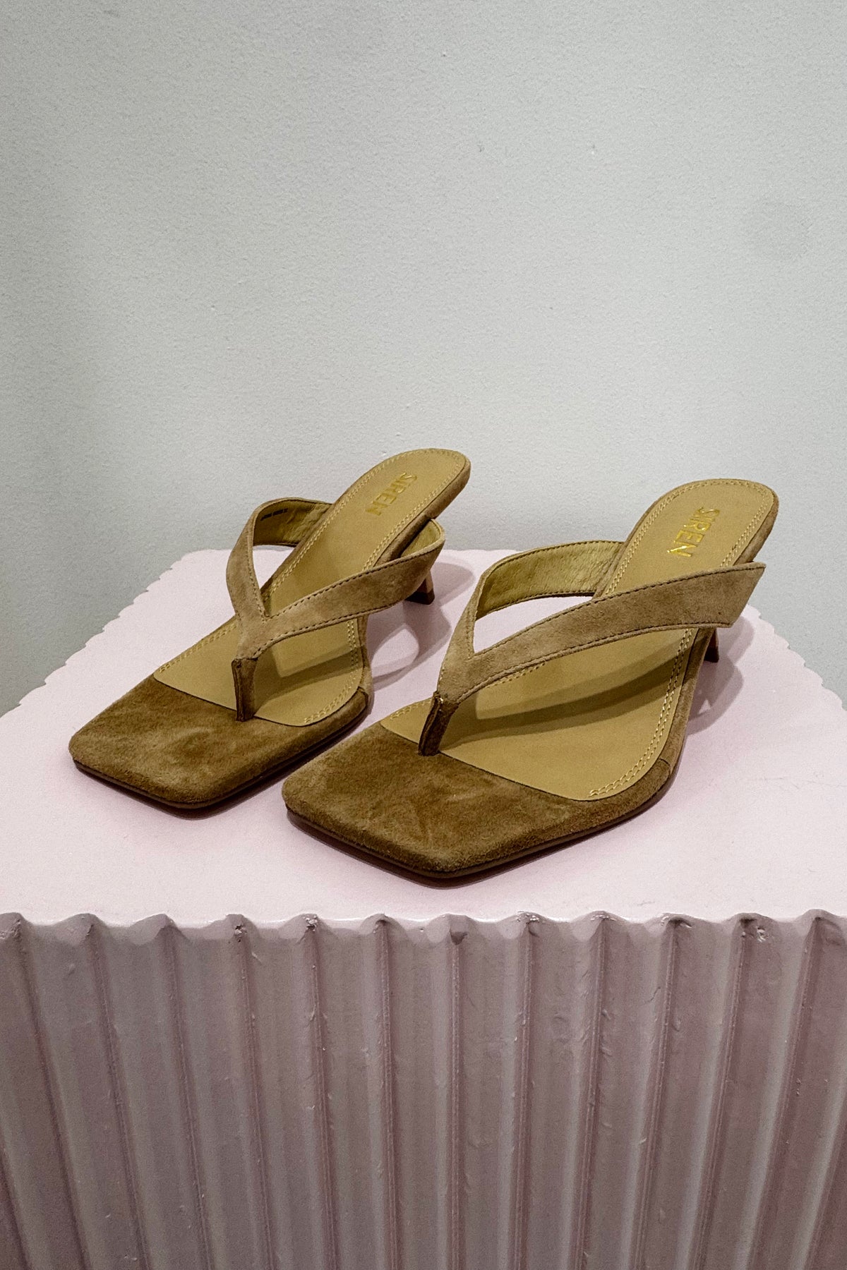 Siren Sardinia Thong Heel | Camel Tan Suede