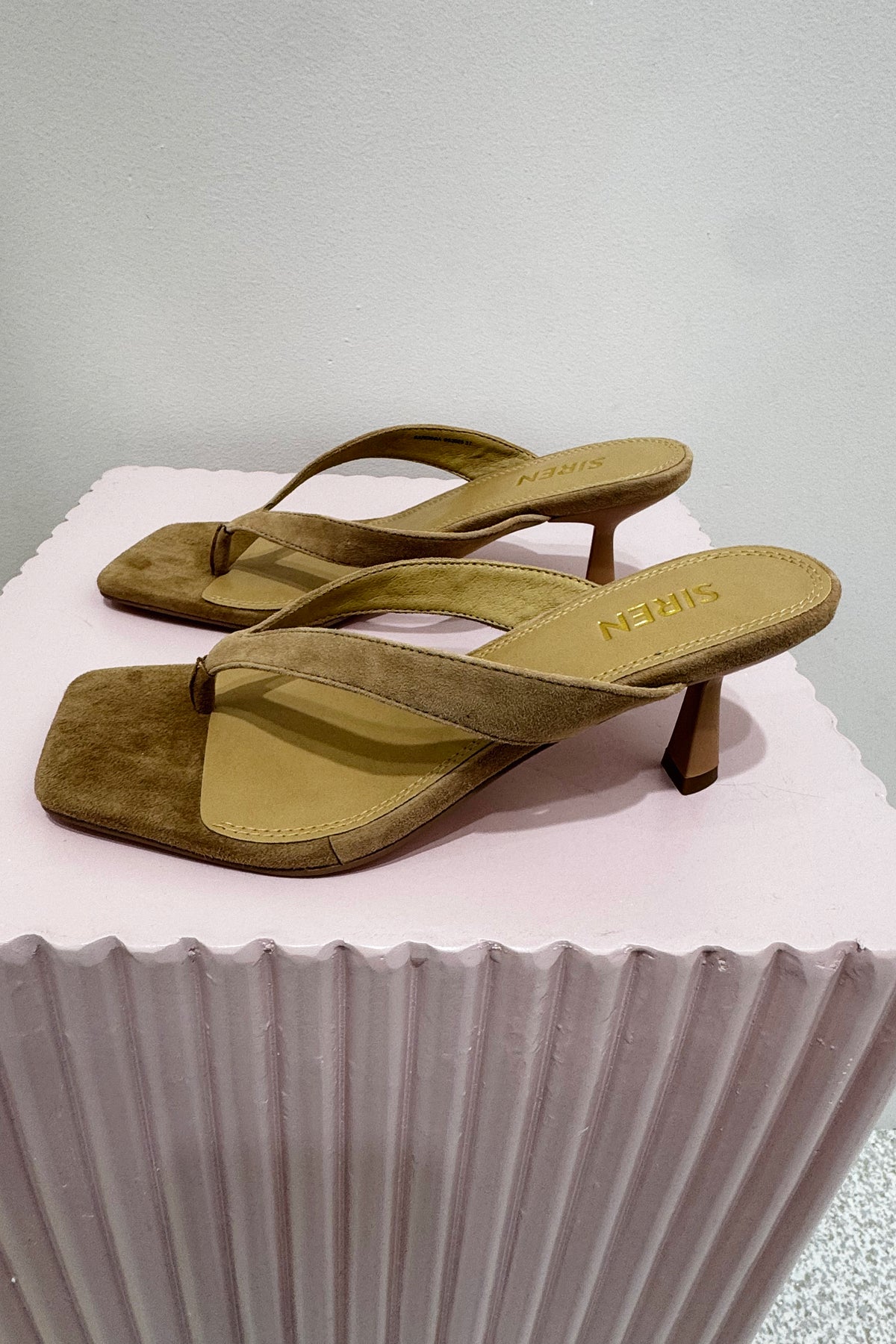 Siren Sardinia Thong Heel | Camel Tan Suede