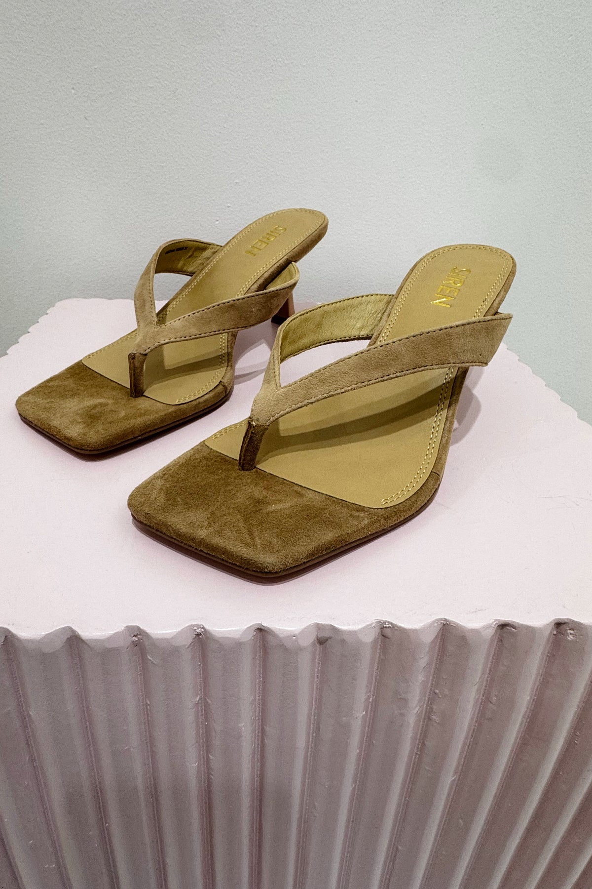 Siren Sardinia Thong Heel | Camel Tan Suede