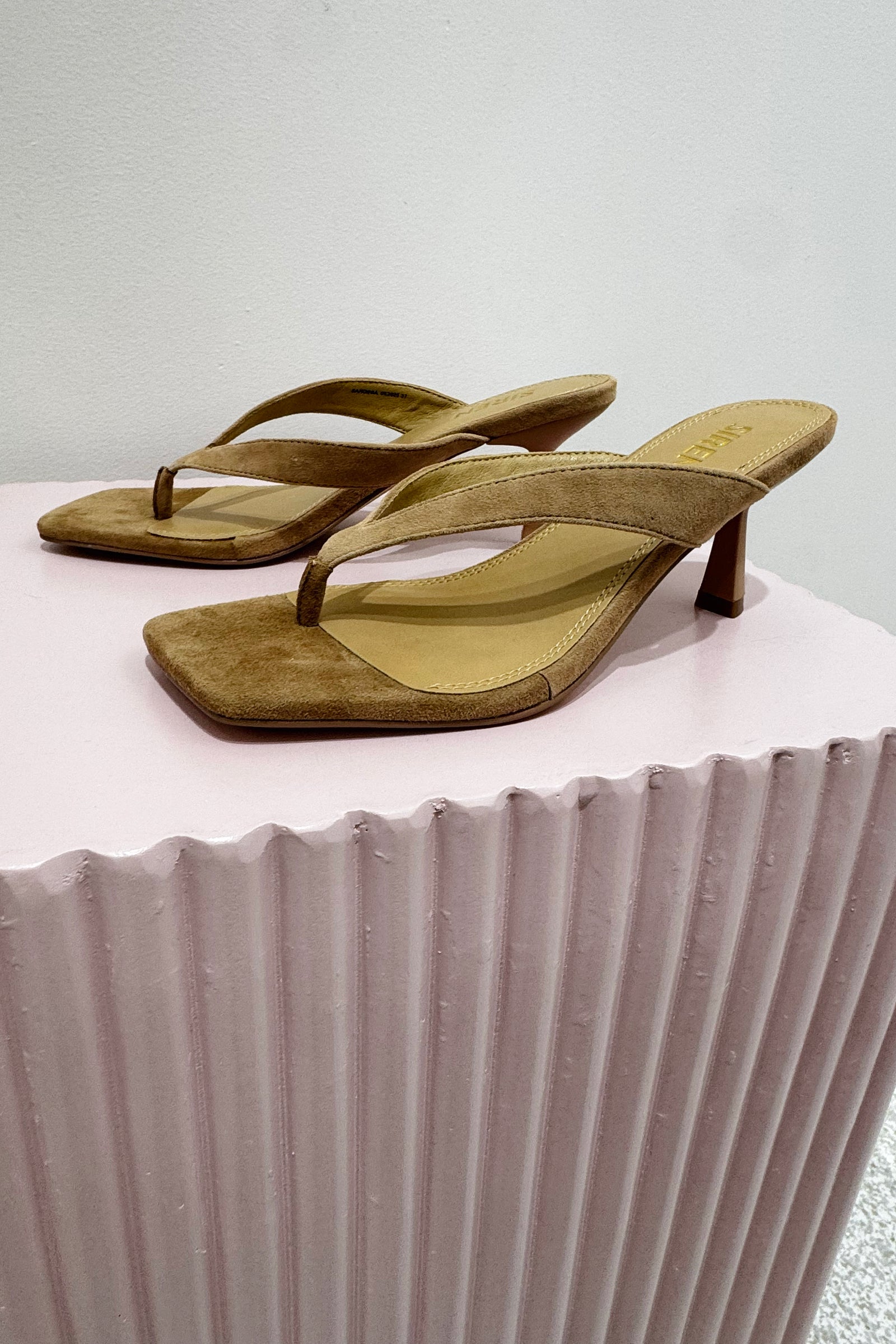 Siren Sardinia Thong Heel | Camel Tan Suede