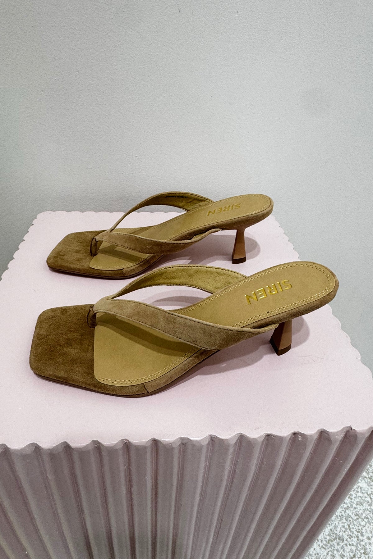 Siren Sardinia Thong Heel | Camel Tan Suede