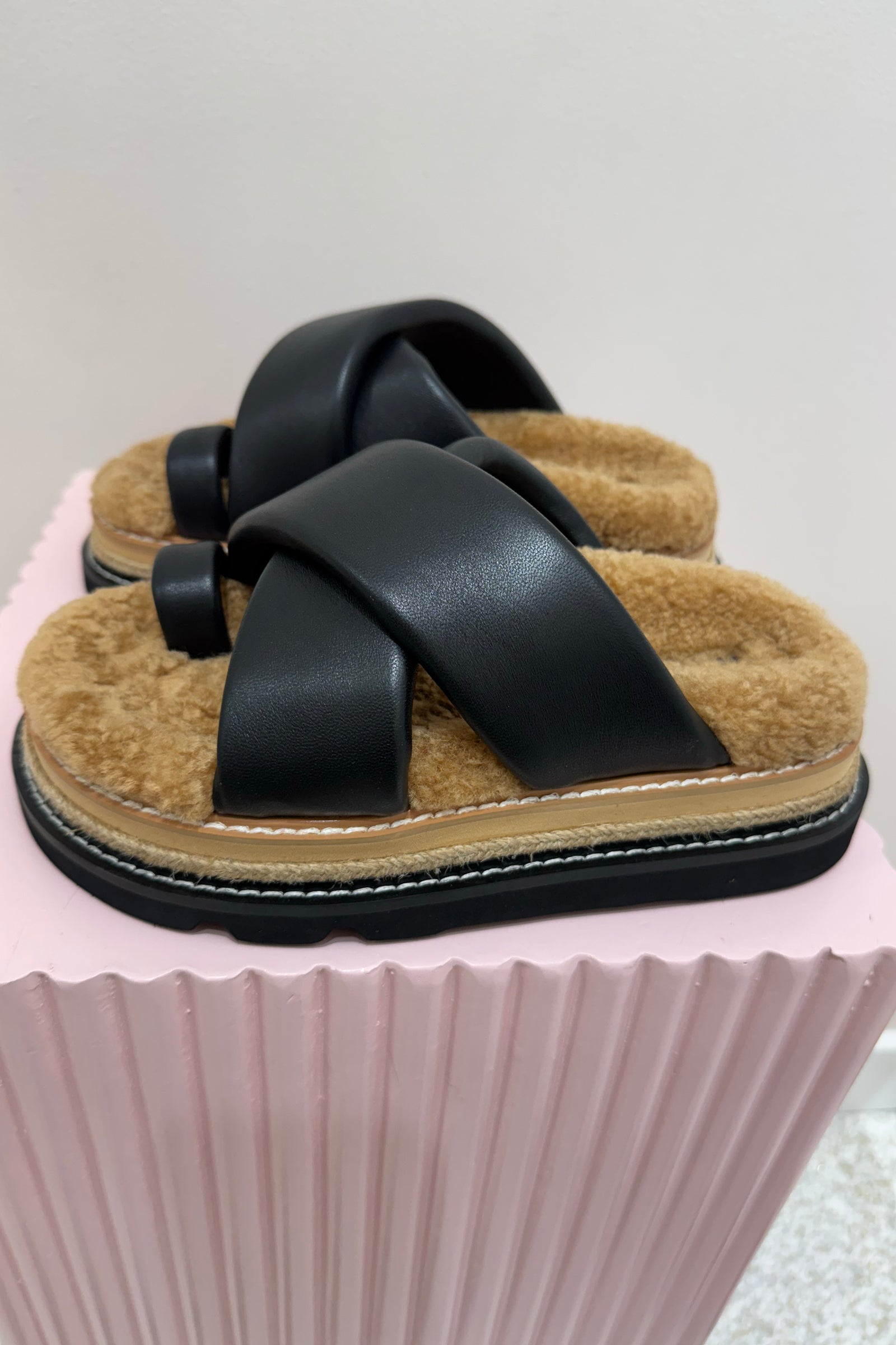 Alias Mae Venga Platform Slide | Black Leather/Shearling