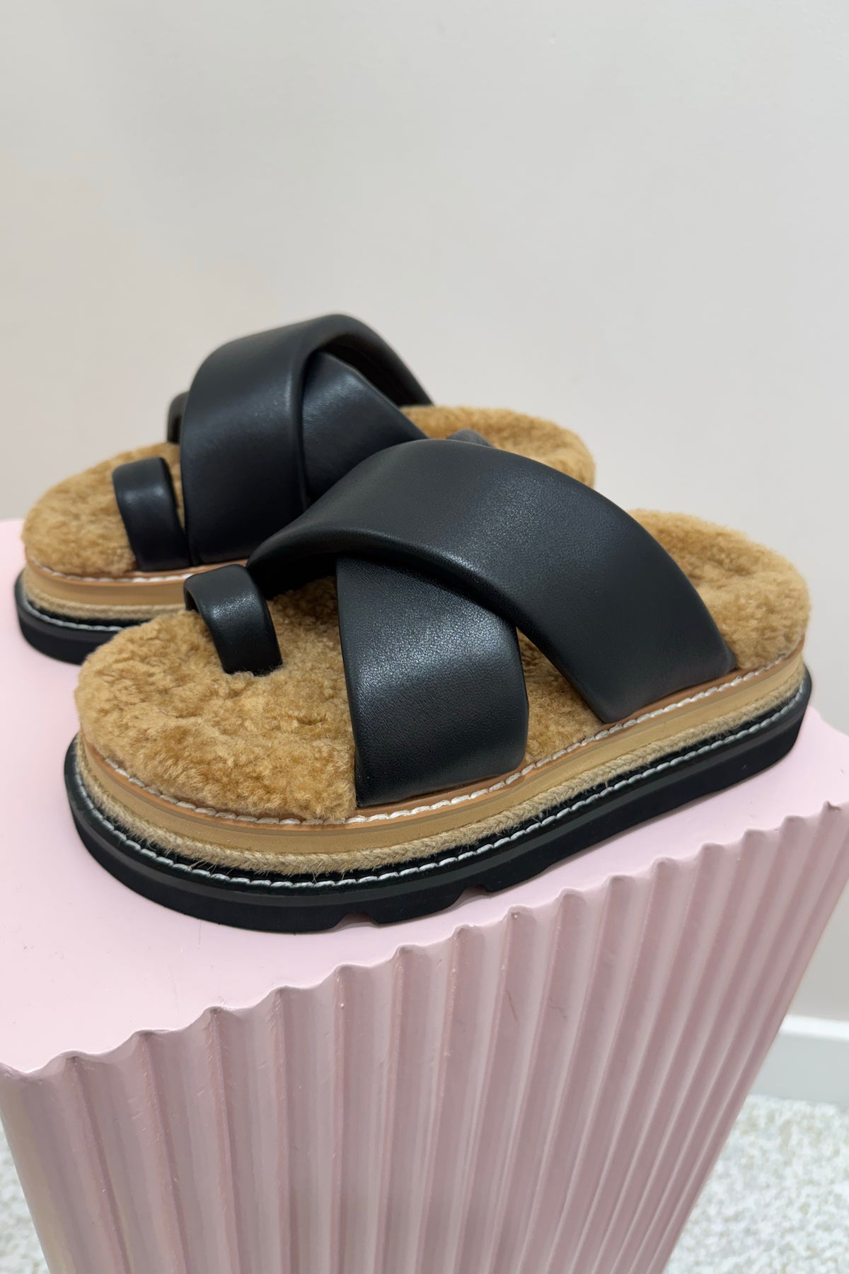 Alias Mae Venga Platform Slide | Black Leather/Shearling