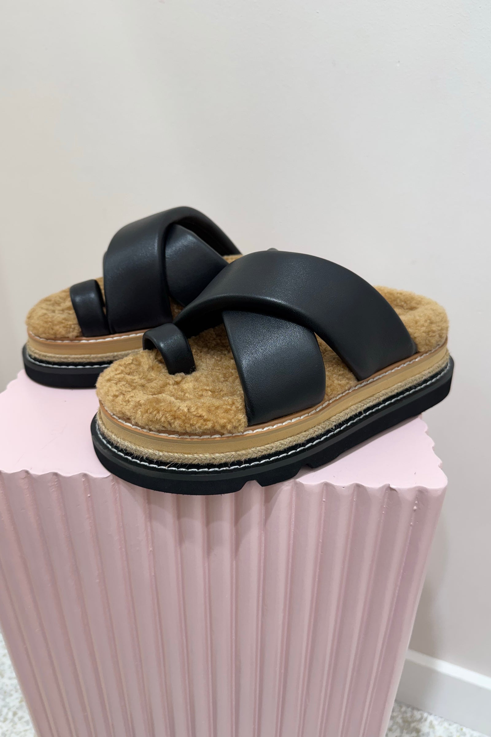 Alias Mae Venga Platform Slide | Black Leather/Shearling