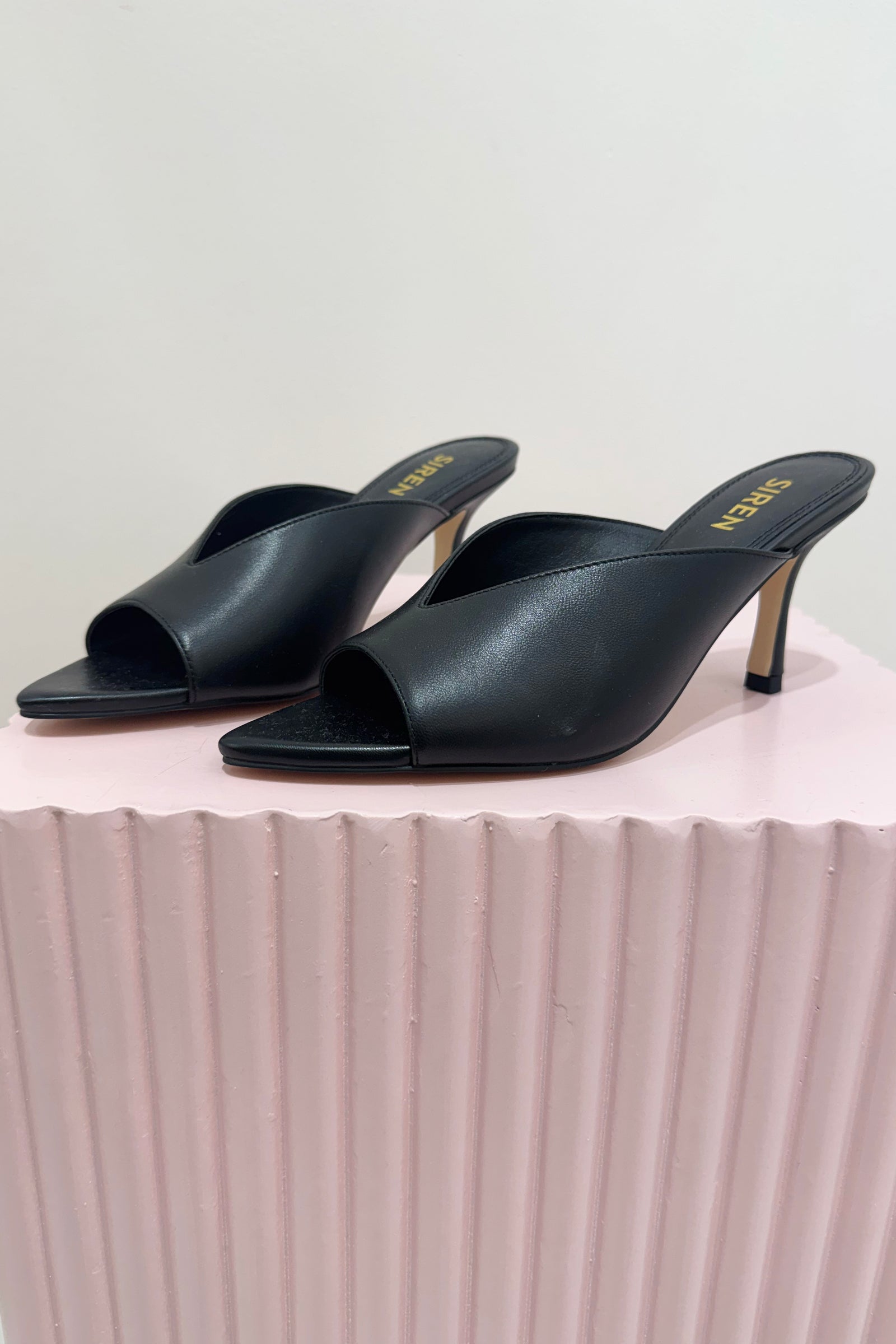 Siren Mabel Point Toe Mule | Black