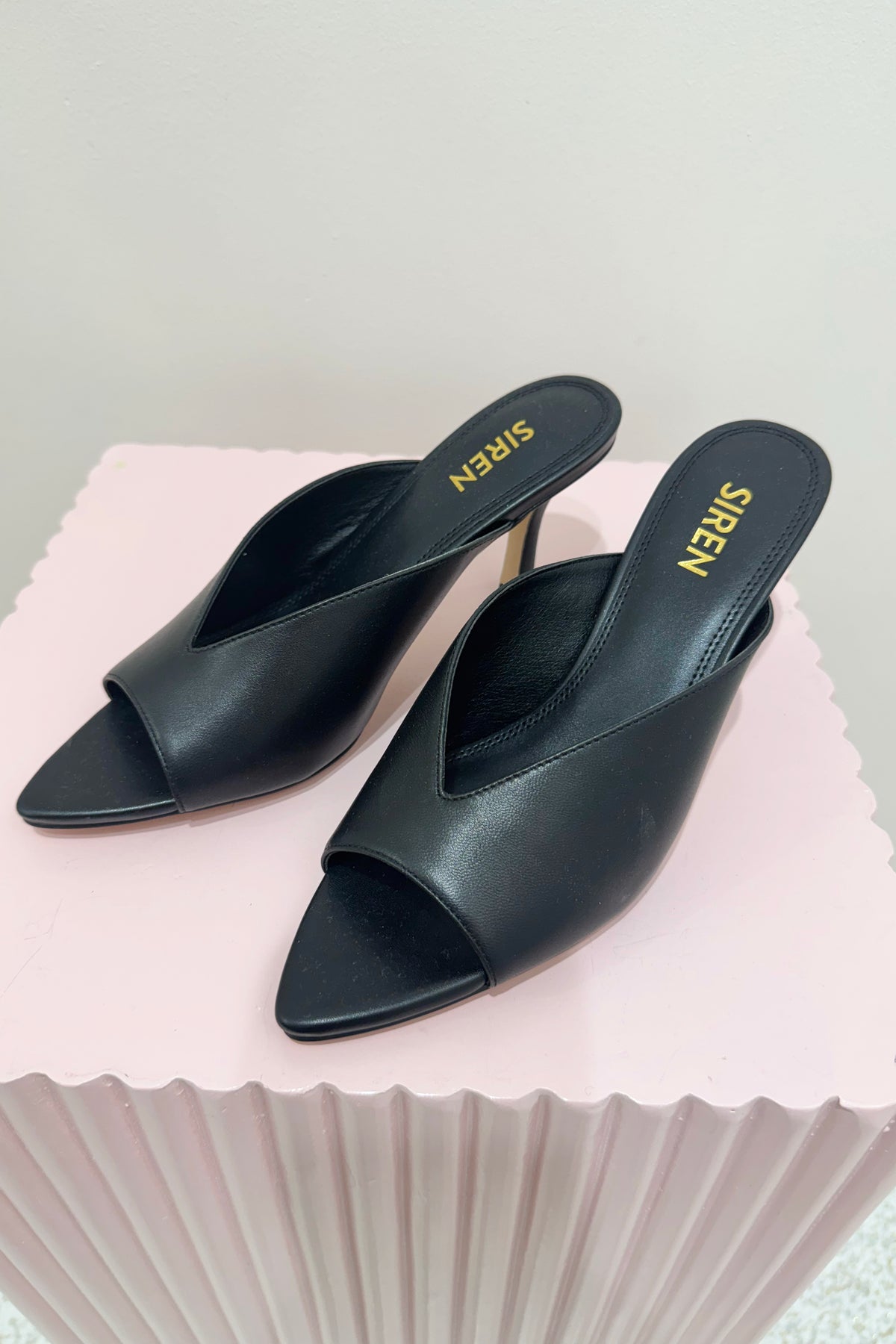 Siren Mabel Point Toe Mule | Black