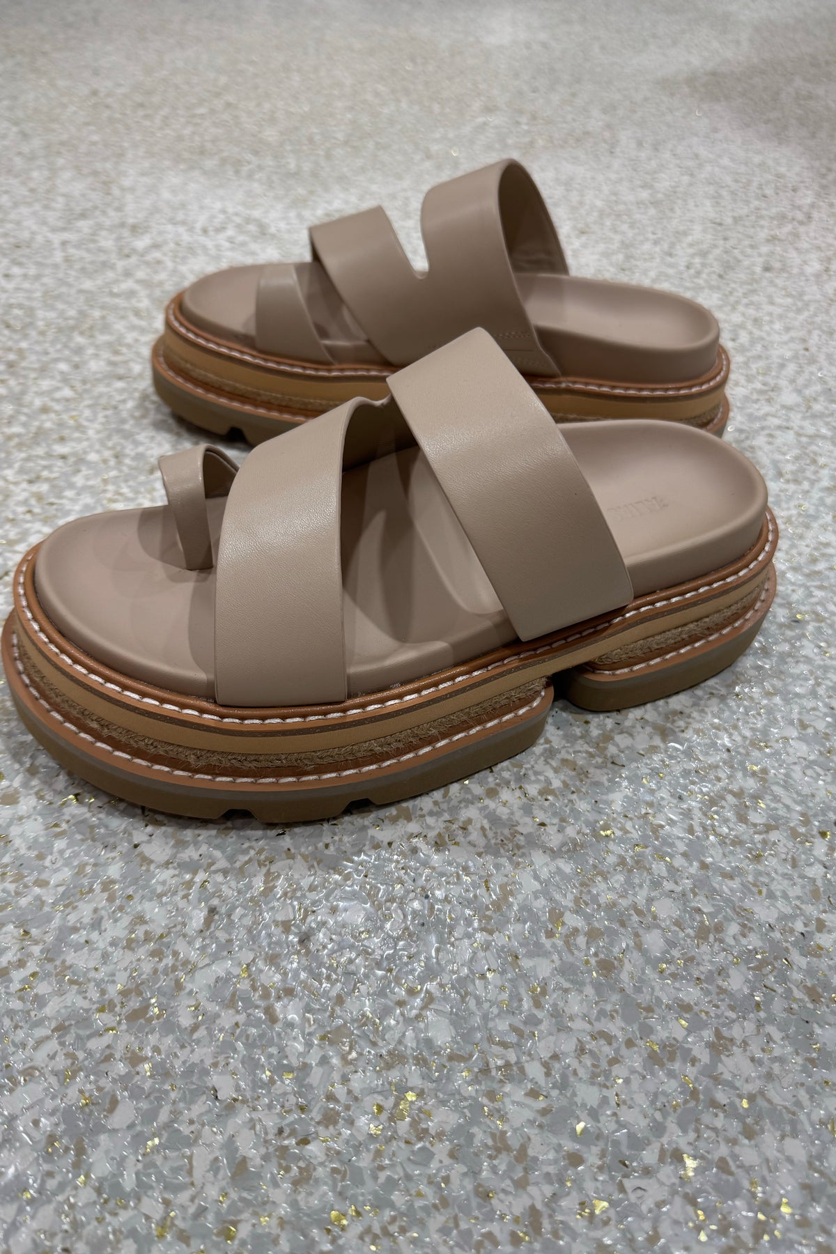 Alias Mae Vanna Platform Slide | Cream