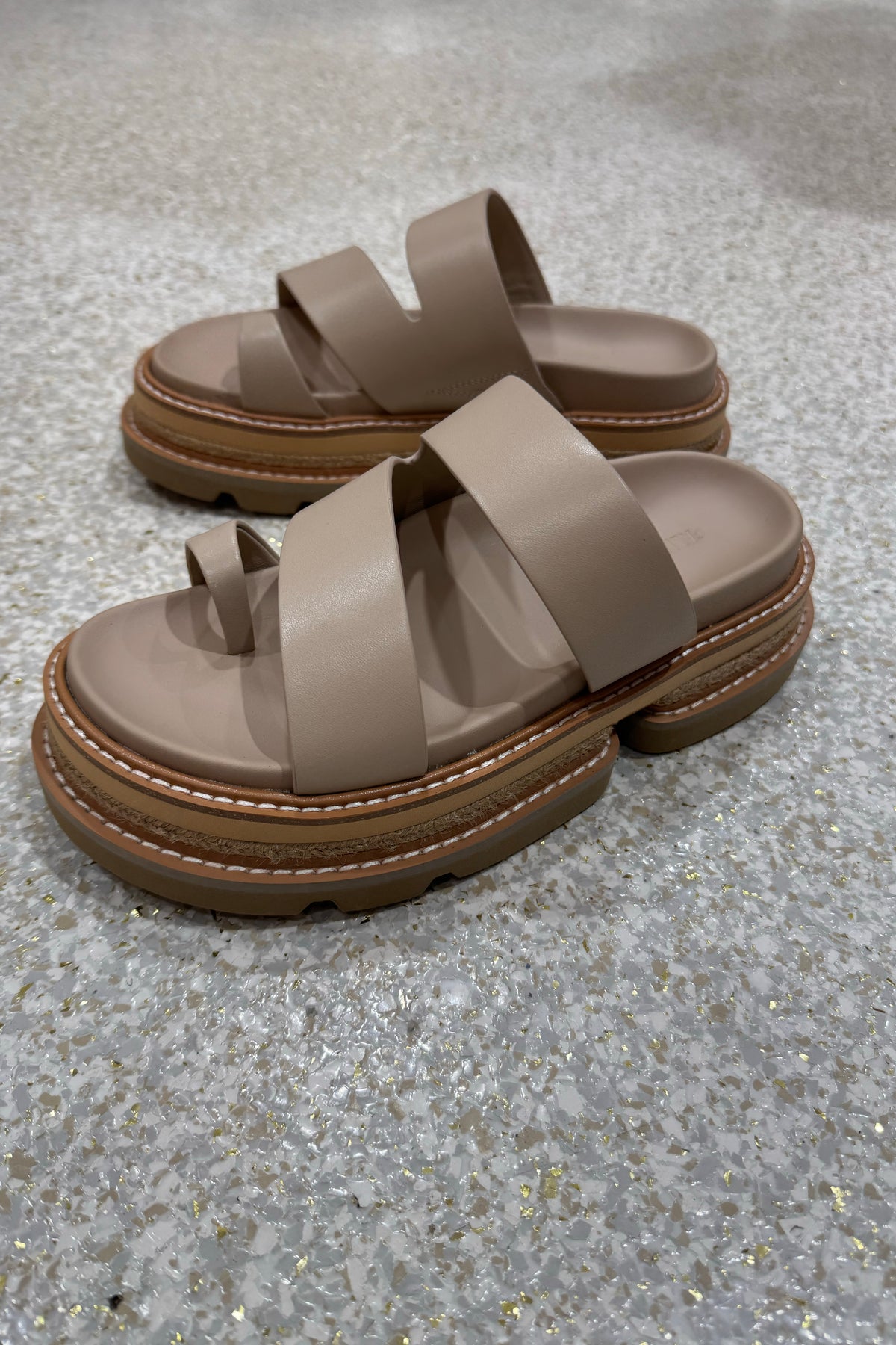 Alias Mae Vanna Platform Slide | Cream