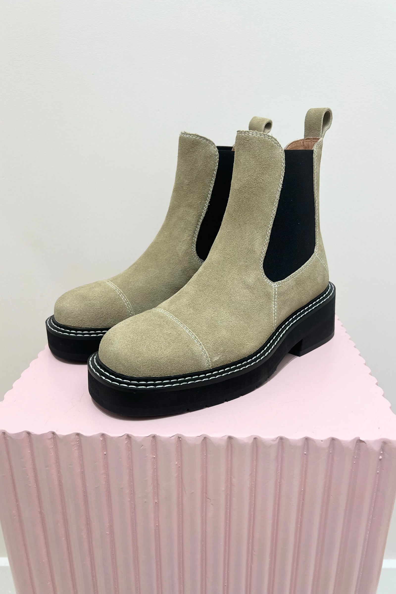 Alias Mae Ebony Boot | Natural Suede