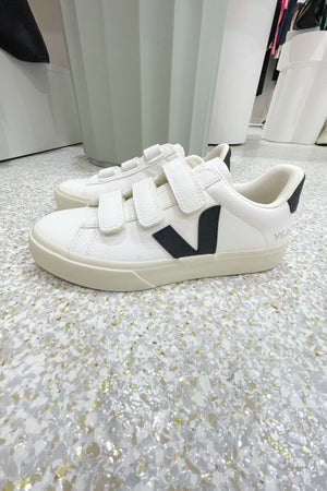 Veja Recife Chromefree Leather | Extra-White W/ Black