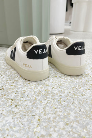 Veja Recife Chromefree Leather | Extra-White W/ Black