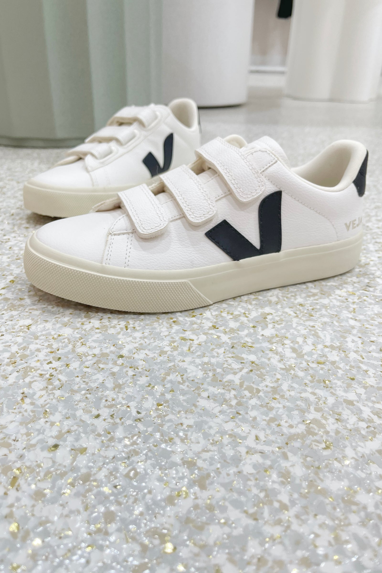 Veja Recife Chromefree Leather | Extra-White W/ Black