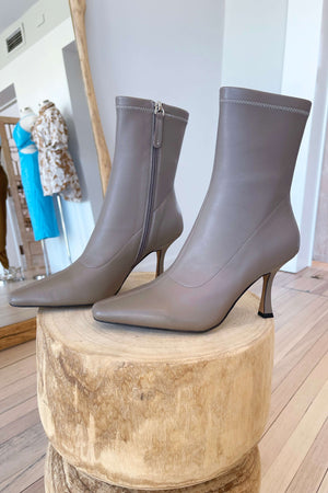 Alias Mae Carmen Boot In Taupe