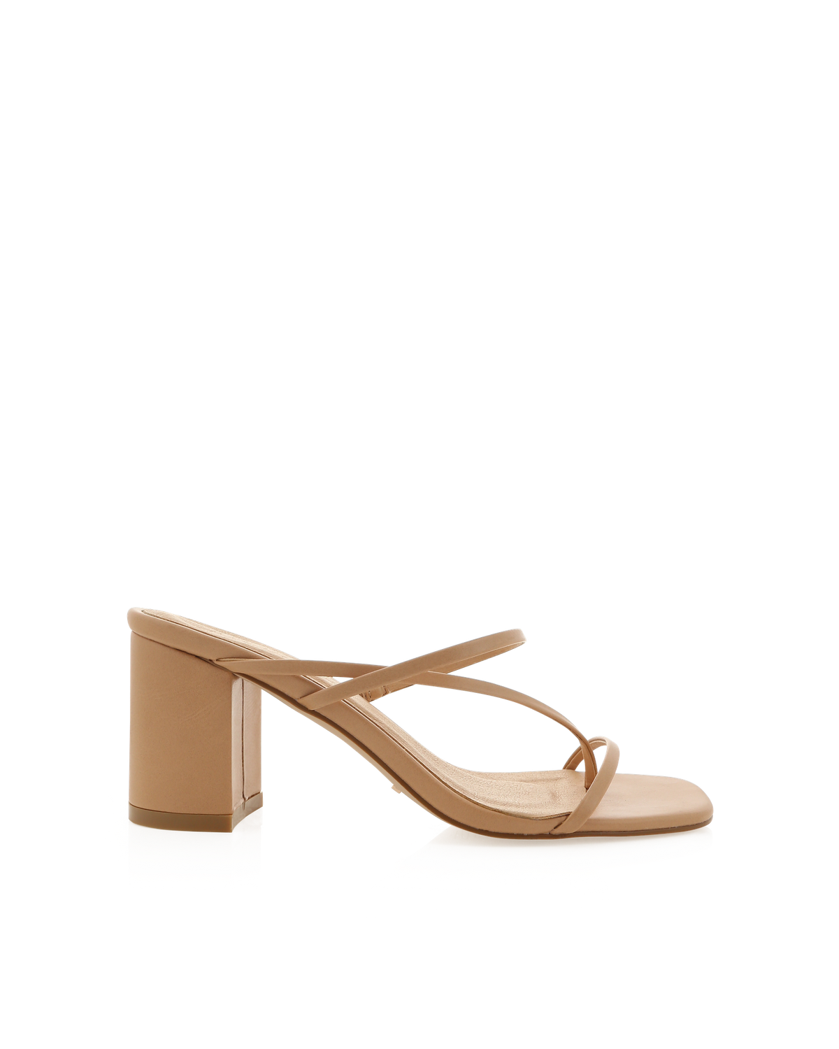 Billini Yolani In Desert